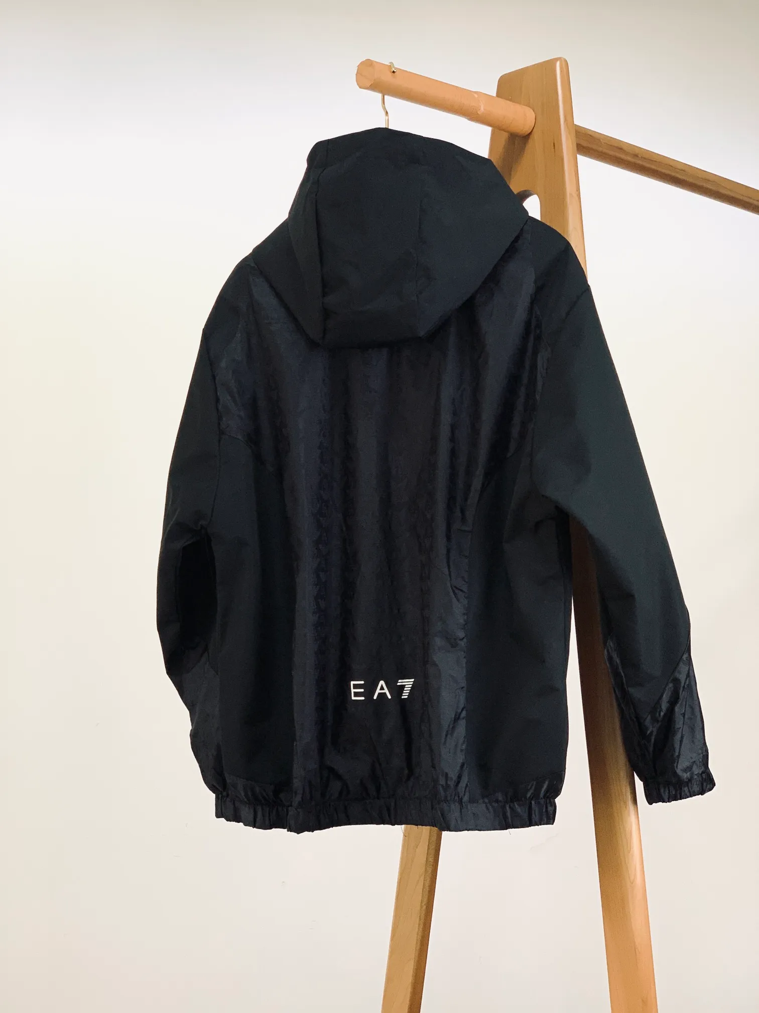 Em Porio Armani Armani Casual Hooded Jacket Windbreaker Jacket 🧥, the upper body becomes slimmer and whiter in seconds, the handle is perfect, and hardware accessories are provided for decoration. Suitable for both business, commuting and leisure, you can be satisfied with various daily outfits. The upper body is full of style and full of high-end sense! Pockets are designed on both sides of the body, making these designs more convenient and practical! Premium custom hardware engraved zipper pull accessories and Classic triangle logo decoration on the chest increase the overall sense of layering, making a simple jacket instantly rich! ! It keeps you warm and adds layering to your outfit, and the upper body effect is great …………………………………………………… ❥∙Size: M-3XL